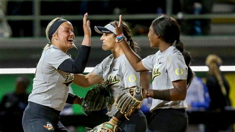 Oregon ducks women's softball - May 9, 2023 · The Ducks will face a Cardinal (39-12) team they tied with for fourth place in the conference standings at 14-10. Stanford won the tiebreaker by virtue of its 2-1 series win against Oregon in March. The Cardinal won the first game by a score of 3-1 in eight innings, and the third game, 3-2. The Ducks took the second game, 2-1. 